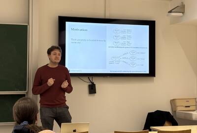 Johannes Schrott presenting at the DBAI Research Seminar